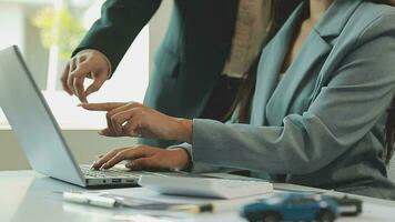 Insurance officers hand over the car keys after the tenant. have signed an auto insurance document or a lease or agreement document Buying or selling a new or used car with a car video