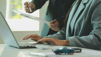Insurance officers hand over the car keys after the tenant. have signed an auto insurance document or a lease or agreement document Buying or selling a new or used car with a car video