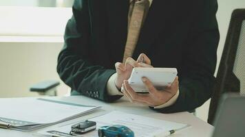 Insurance officers hand over the car keys after the tenant. have signed an auto insurance document or a lease or agreement document Buying or selling a new or used car with a car video