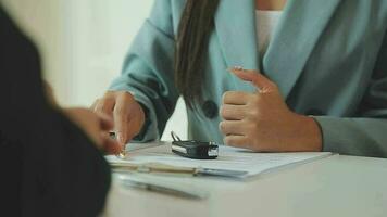 Insurance officers hand over the car keys after the tenant. have signed an auto insurance document or a lease or agreement document Buying or selling a new or used car with a car video