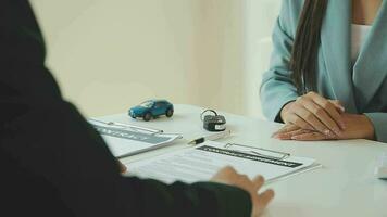 Insurance officers hand over the car keys after the tenant. have signed an auto insurance document or a lease or agreement document Buying or selling a new or used car with a car video