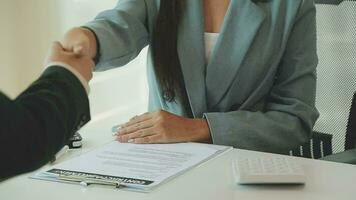 Insurance officers hand over the car keys after the tenant. have signed an auto insurance document or a lease or agreement document Buying or selling a new or used car with a car video