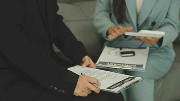 Insurance officers hand over the car keys after the tenant. have signed an auto insurance document or a lease or agreement document Buying or selling a new or used car with a car video