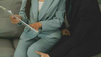 sexuelle Belästigung am Arbeitsplatz, Bürofrau und ihr lüsterner Chef video