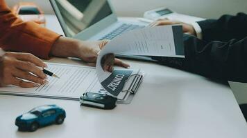 vendedor guiando cliente sentado às mesa carro o negócio concessionária fechando. e a Novo proprietário tem entrou para dentro uma contrato video