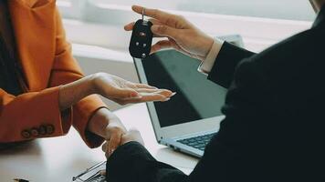 vendeur guidage client assise à table voiture affaires concession fermeture. et le Nouveau propriétaire a entré dans une Contrat video