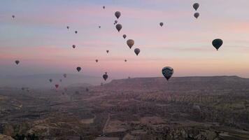 caliente aire globo vuelo en goreme en Turquía durante amanecer. paseo en un caliente aire globo, el más popular actividad en capadocia. romántico y famoso viaje destino. video