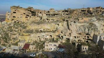 antenn Drönare se de gammal troglodyte lösning av cavusin, i Kappadokien, Kalkon. detta plats är del av de goreme nationell parkera och de sten webbplatser av cappadocia inskriven som en unesco webbplats. video