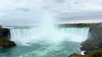 increíble Niágara caídas en otoño con sus belleza. el cascada es situado en el internacional frontera Entre Canadá y el unido estados un asombroso vista, un único natural parque. video