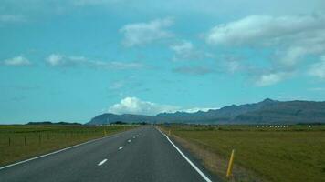 voiture conduite sur le route à Islande. à l'intérieur vue de une auto. route nombre 1 est l'islande principale route. magnifique la nature de Islande. 4k video