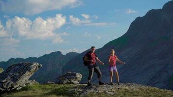 padre e figlia siamo in viaggio nel il montagne. essi siamo contento e godere il bellissimo natura di il lofoten isole. Norvegia. 4k video