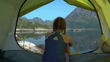 touristes dans une tente sur vacances. une magnifique vue de le la nature de le lofoten îles. Norvège. 4k video