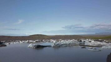 vlucht over- de svnafellsjkull gletsjer in IJsland. skaftafell nationaal park. 4k video