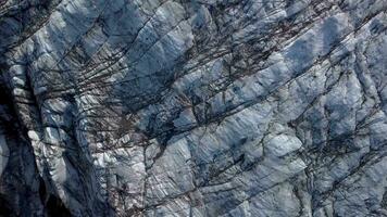 voar sobre a svnafellsjkull geleira dentro Islândia. Skaftafell nacional parque. gelo e cinzas do a vulcão textura paisagem, lindo natureza gelo fundo a partir de Islândia video