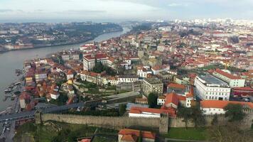 porto, Portugal aéreo Visão do a Centro do uma famoso histórico europeu cidade e douro rio video