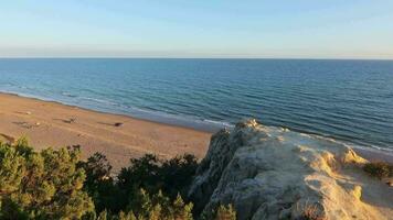 arenosillo Strand, gelegen im huelva, Spanien. erkunden das heiter Schönheit von diese Küsten Paradies mit es ist sonnendurchflutet sandig Ufer und das rhythmisch Ebbe und fließen von das atlantisch Ozean. video