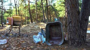 tömma konstruktion webbplats i de skog i höst video