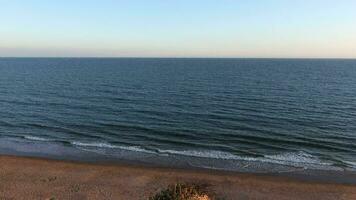 arenosillo praia, localizado dentro huelva, Espanha. explorar a sereno beleza do isto costeiro paraíso com Está iluminado pelo sol arenoso margens e a rítmico vazante e fluxo do a atlântico oceano. video