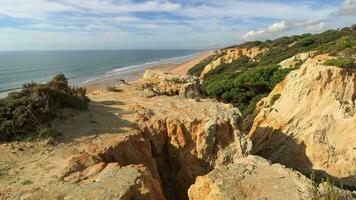 arenosillo strand, belägen i huelva, Spanien. utforska de lugn skönhet av detta kust paradis med dess solbelyst sandig stränder och de rytmisk ebb och strömma av de atlanten hav. video