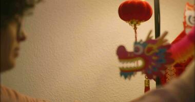 Mädchen spielen mit Chinesisch Drachen Spielzeug video