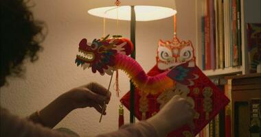 jung Frau spielen mit Chinesisch Drachen video
