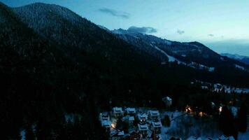 magnifique village dans hiver à nuit. aérien drone coup video