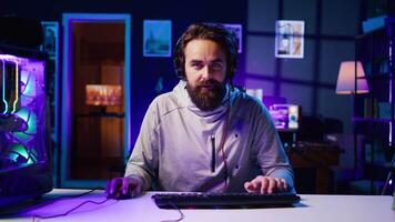 pro joueur portant écouteurs en jouant jeu, enseignement public professionnel esports joueurs compétences. contenu créateur dans jeu chaise parlant avec public, tournage Didacticiel sur Comment à défaite ennemis video