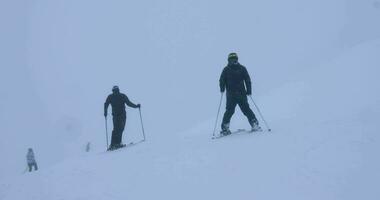 bravo, Roemenië - februari 2019 - vrienden skiërs bijeenkomst samen voordat gaan naar beneden de heuvel. skiër aan het wachten voor hun vrienden Aan de heuvel. video