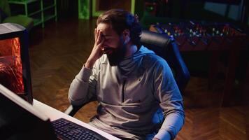 professionell gamer interagera med fläktar under direktsändning, besviken efter förlorande esports match. man strömning i studio, olycklig med varelse besegrade i uppkopplad multiplayer TV-spel video