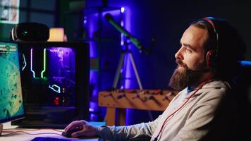ampliação dentro em homem discutindo com amigos conectados enquanto jogando singleplayer videogame com nave espacial tiroteio às asteróides. fechar acima do jogador conversando com companheiros de equipe enquanto batendo alvos dentro sf jogos video