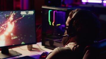 livido gamer furioso nel frustrazione dopo perdente missione mentre giocando navicella spaziale video gioco. pazzo giocatore furiosamente urla dopo ottenere volante navicella spaziale distrutto nel gioco, ricevente gioco al di sopra di Messaggio