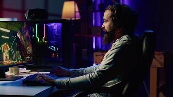 uomo giochi primo persona tiratore video gioco con Internet compagne di squadra, discutere strategia per la sconfitta volante robot. gamer parlando con amici nel competitivo pvp fps multiplayer gioco