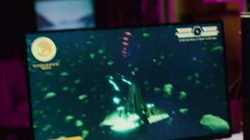 schließen oben Schuss von Computer Bildschirm zeigen Raumschiff fliegend Einzelspieler Spiel mit Overlay hud zeigen Gesundheit, Kraftstoff, Munition Riegel und Minikarte. Mann spielen Raum Erkundung Simulation Spiel video