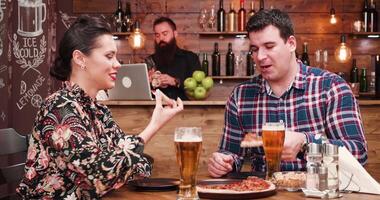 lindo casal é jantar dentro vintage bar ou restaurante. lá é uma hipster barman dentro a fundo às a contador video