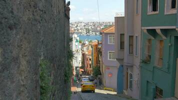 Turquía Estanbul 12 octubre 2023. Estanbul antiguo calles en balat distrito, Turquía video