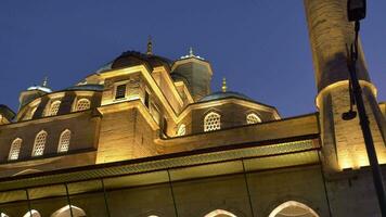 Neu Moschee mit Laterne Licht beim Nacht beim emunonu video