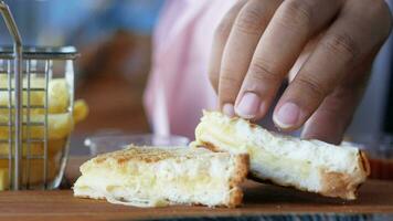 Dames hand- plukken belegd broodje of geroosterd brood met geroosterd brood plakjes, video