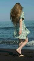 felicità bionda donna a piedi nudi giocoso Filatura in giro se stessa su spiaggia di Pacifico costa video