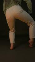 cortada costas Visão do fêmea dançarino twerking, Treinamento dança iluminado do néon colori clube luzes video