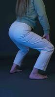 traseiro Visão mulher dançando saque twerking, Treinamento dança iluminado mudando multicolorido luz video