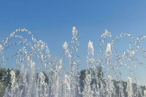 cerca arriba Disparo de el fuente en el parque. urbano foto