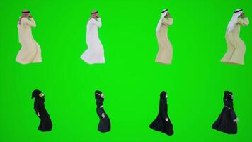 árabe mulheres e homens caminhando dentro a ruas do dubai e falando em a telefone a partir de video