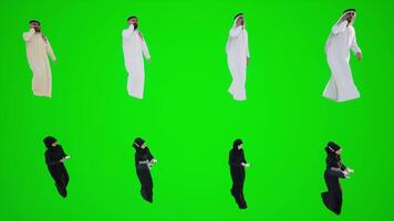 arabe femmes et Hommes en marchant dans le des rues de Dubai et parlant sur le téléphone de video