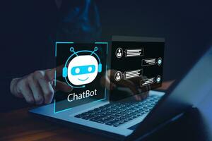 chatbot charla con ai, hombre utilizando tecnología inteligente robot ai, artificial inteligencia, artificial inteligencia por entrando mando rápido para genera algo, futurista tecnología transformación. foto