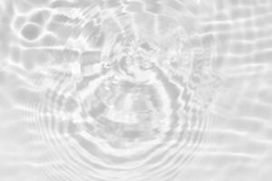 blanco agua con ondas en el superficie. desenfocar borroso transparente blanco de colores claro calma agua superficie textura con salpicaduras y burbujas agua. foto