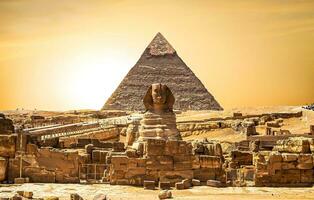 un hermosa imagen de el pirámides en giza en Egipto con el esfinge foto