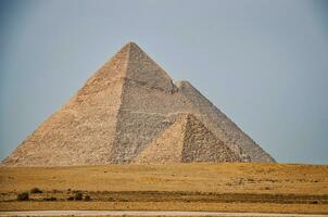 un hermosa imagen de el pirámides en giza, Egipto foto