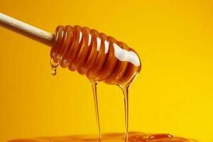 ai generado líquido oro miel gotas cascada desde un cuchara en amarillo foto