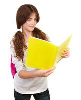 Chica de escuela leyendo libro foto