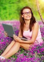 alegre estudiante niña en el parque foto